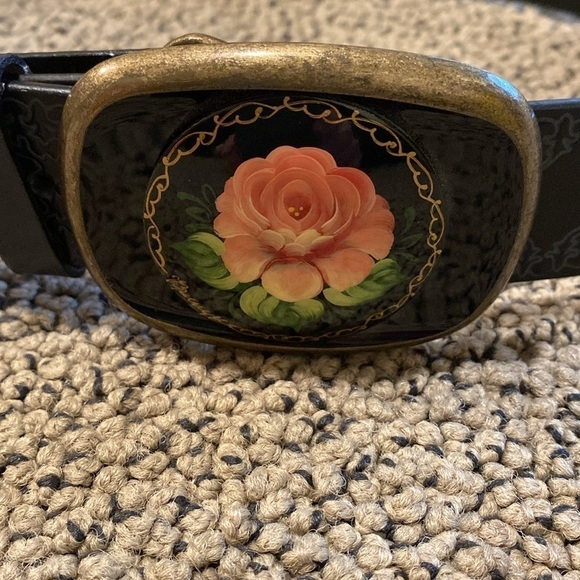 Leather Black Belt w/ Flower Buckle Size Small in Like New Condition main image 4